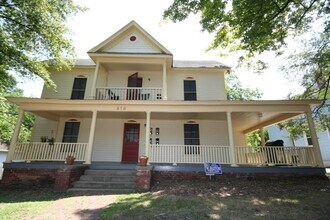 Building Photo - 818 Clarendon St