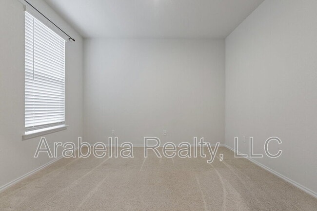 Building Photo - 440 Lynwood Gold