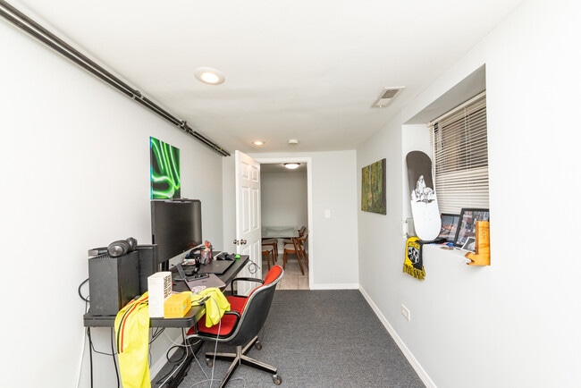 Foto del edificio - 2833 N Albany Ave