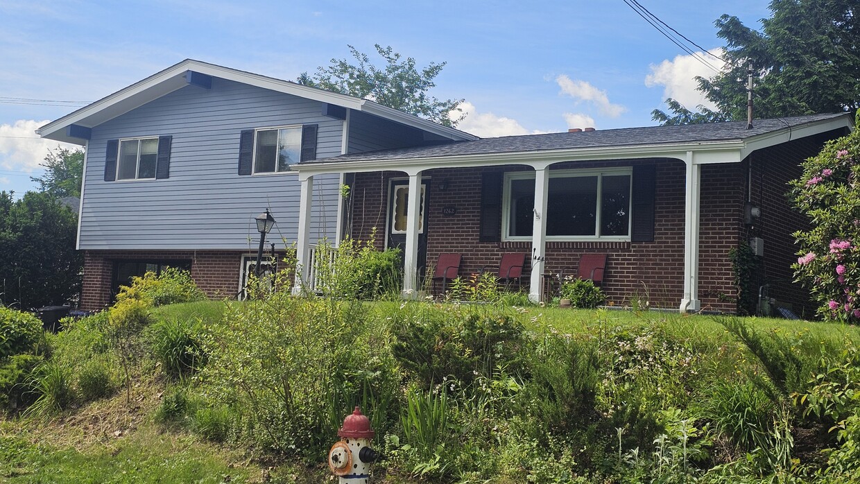 Spacious, multilevel home with integral garage & off-street parking - 1262 Onondago St
