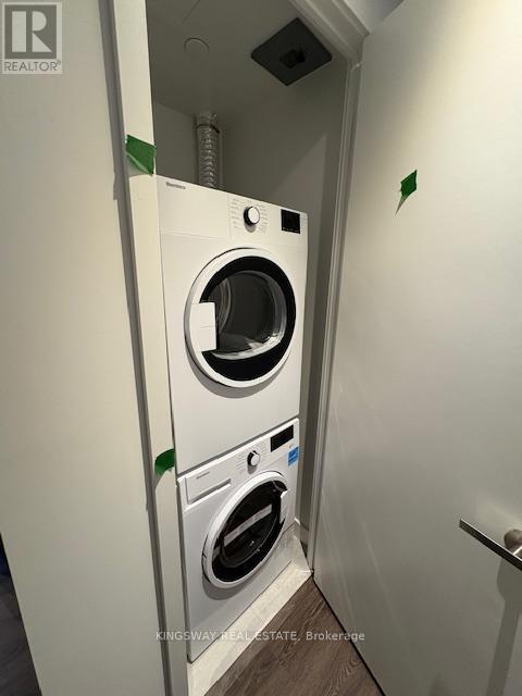 Building Photo - 448 Burnhamthorpe Rd W