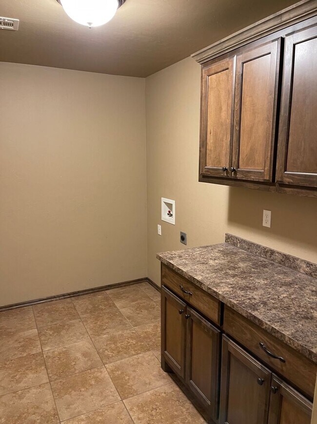 Foto del edificio - 3 bed room, 2 baths with a 2 car garage fo...