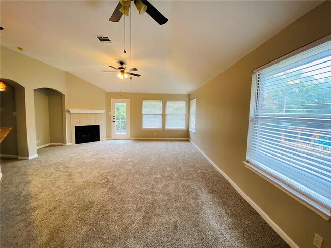 Building Photo - 919 Savanna Ln