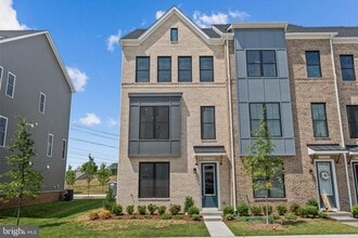 Building Photo - 42100 Picasso Sq