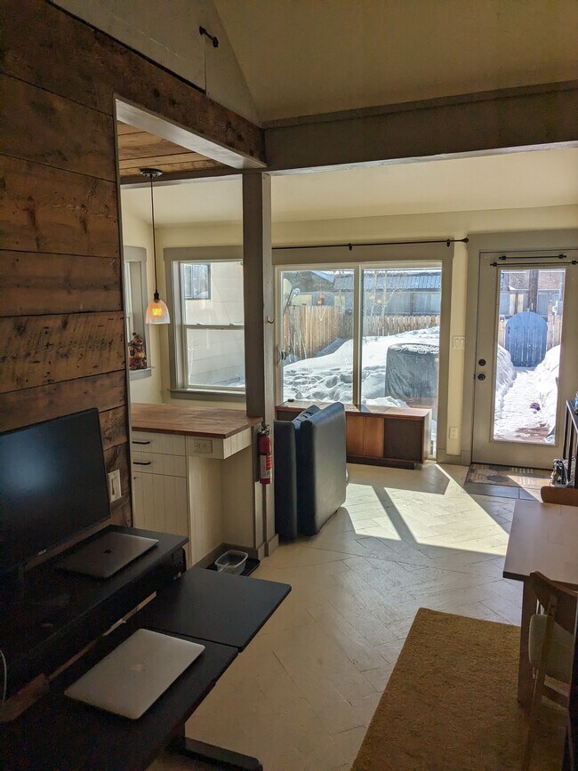 Foto del edificio - 417 E 10th St
