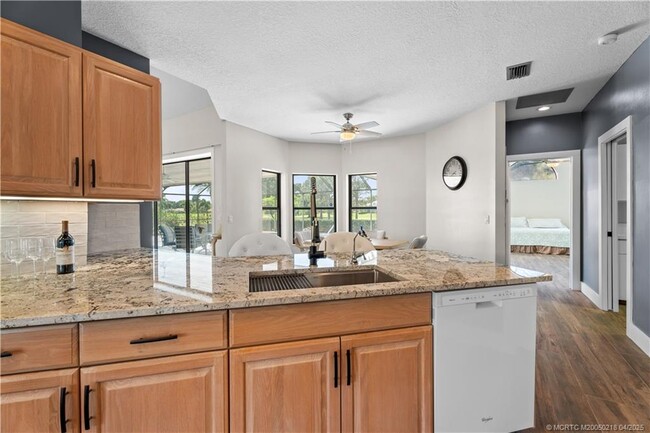 Building Photo - 4704 SW Bermuda Way