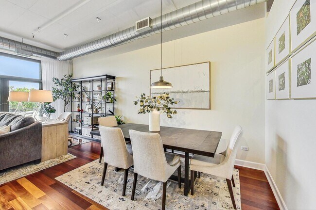 Foto del edificio - 1301 W Madison St