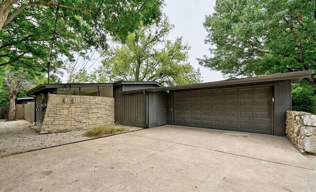 Building Photo - 5511 Jim Hogg Ave