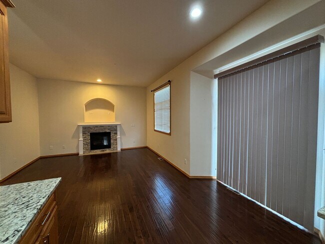 Foto del edificio - Spacious 4-Bedroom Family Home in Creeksid...