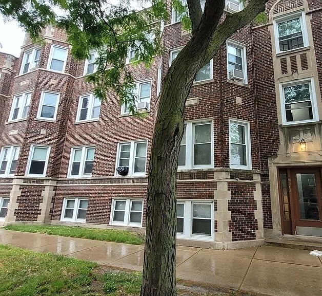 Primary Photo - 2204 W Arthur Ave