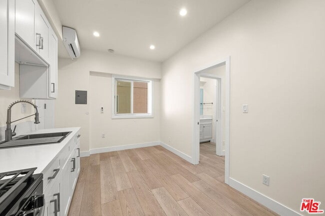 Building Photo - 212 S Reeves Dr