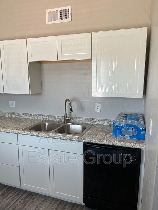 Building Photo - 9430 N 18th Dr