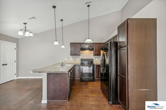Building Photo - 3 bedroom, 2 bath duplex