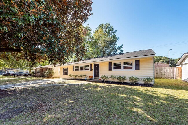 Building Photo - 1233 Hawthorne Cir
