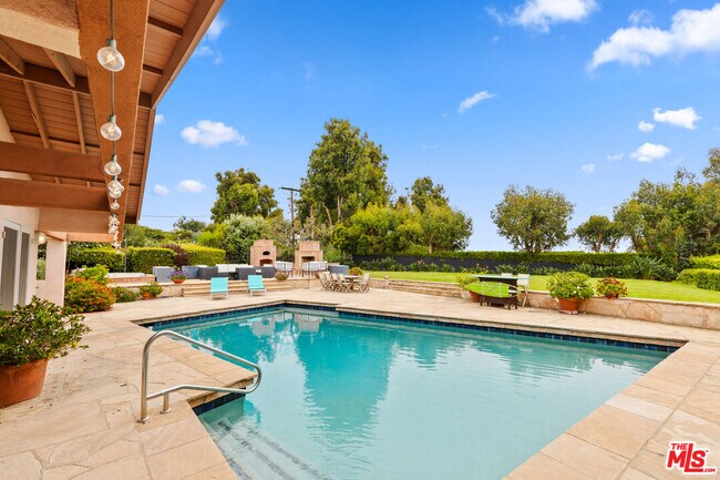 Building Photo - 7122 Dume Dr