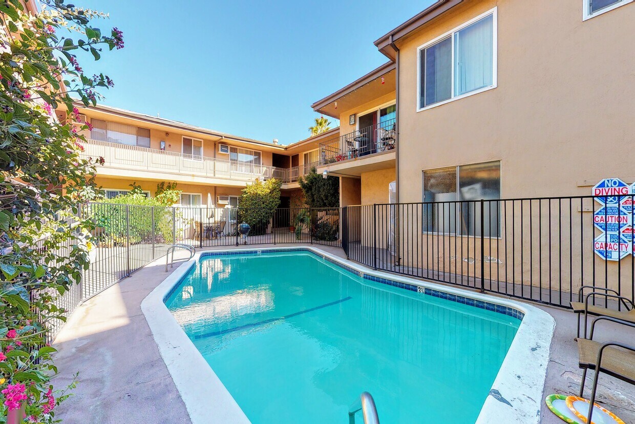 Foto principal - 15540 Moorpark St