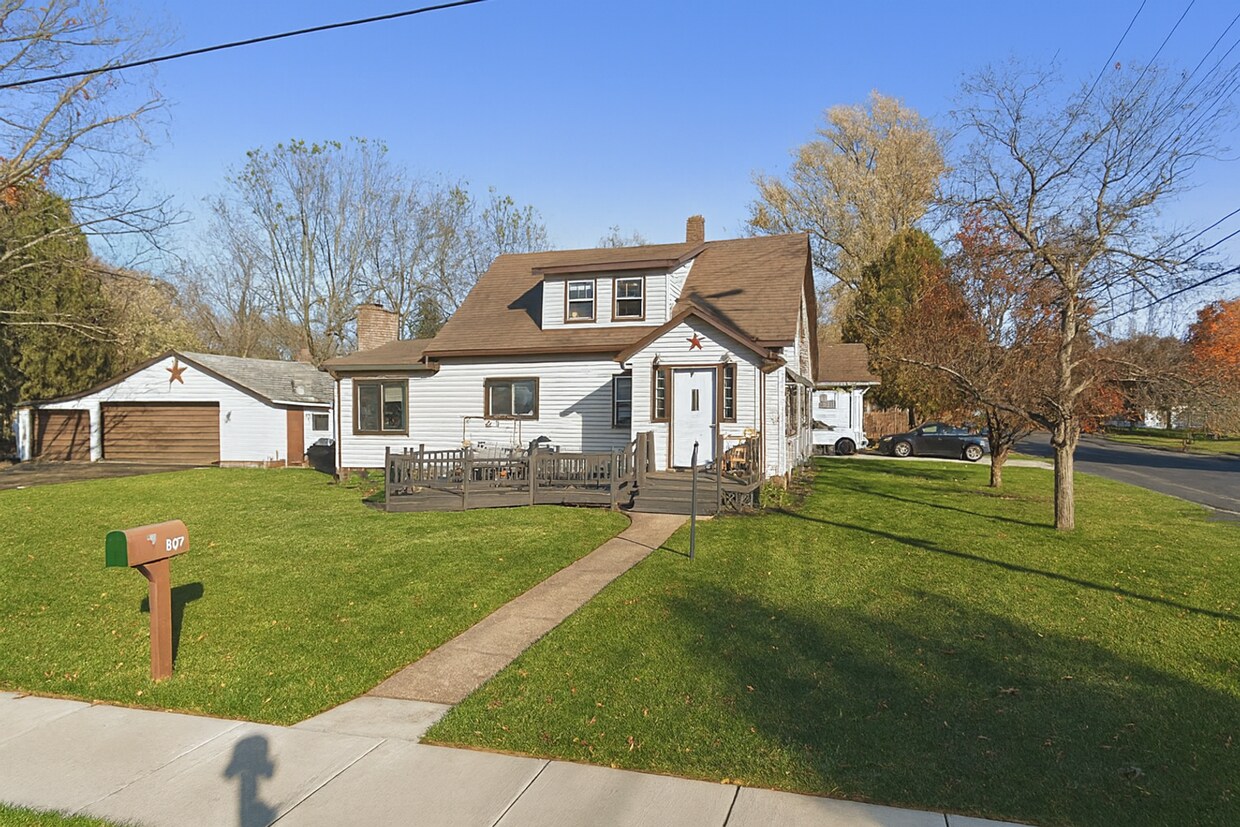 Foto principal - 627 E 6th St S