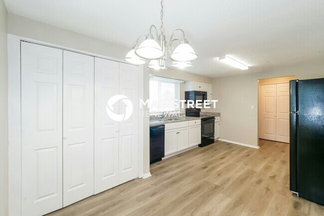 Foto del edificio - 3 Bedroom Pet-Friendly Home in Overland Pa...