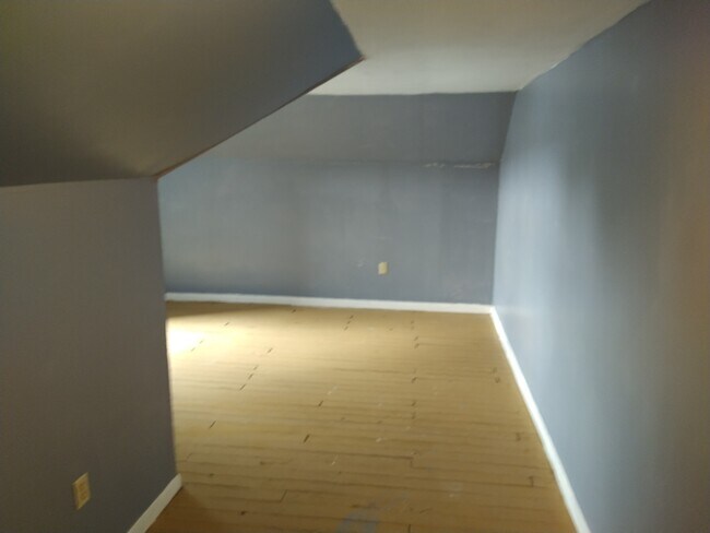 Upper bedroom image 1 - 34 Parkway