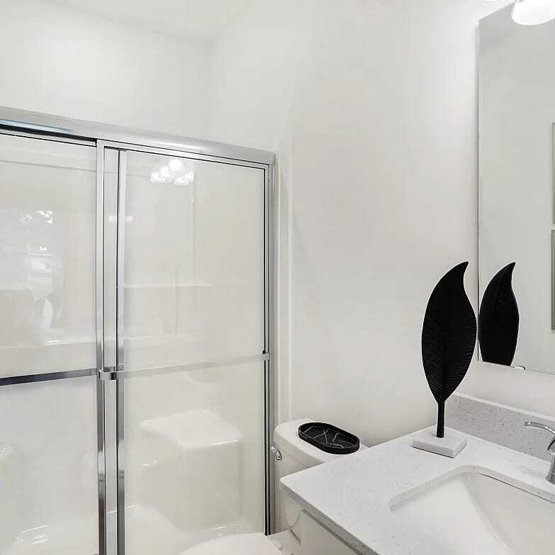 Foto principal - 9081 Summerton St
