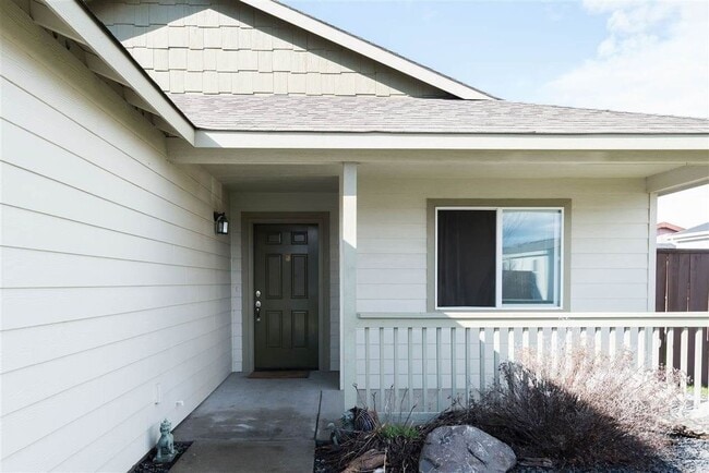 Building Photo - Charming and Bright 3 Bed, 3 Bath Home in ...