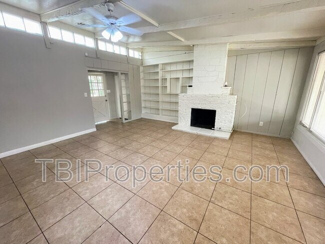 Foto del edificio - 156 E Marshall Blvd