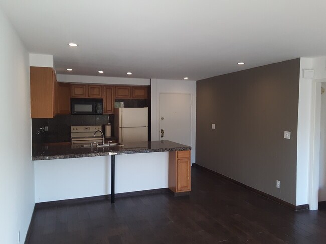 Building Photo - 740 N Kings Rd