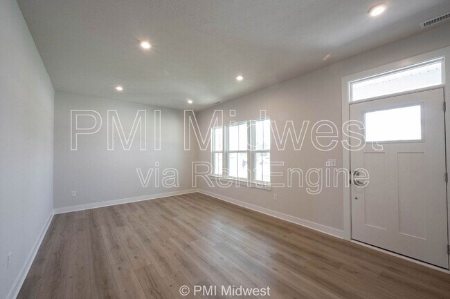 Foto del edificio - 581 Roosevelt St