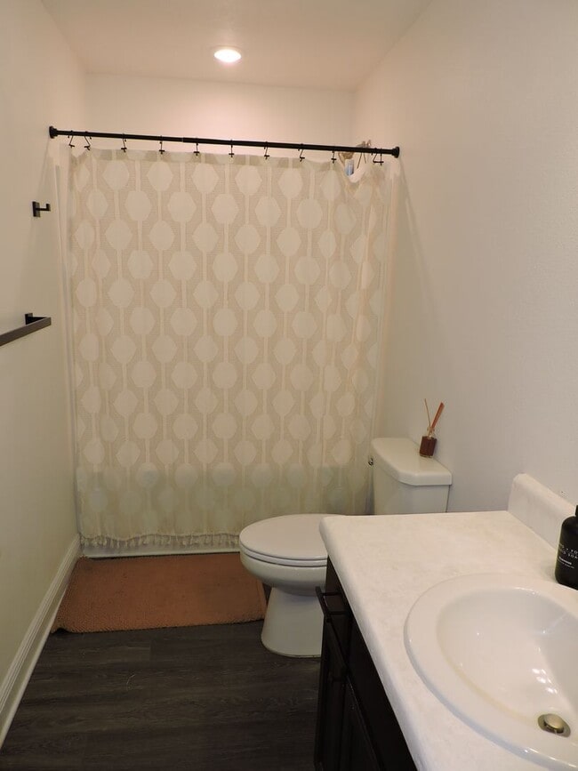 Building Photo - Only minutes from downtown Pensacola & clo...