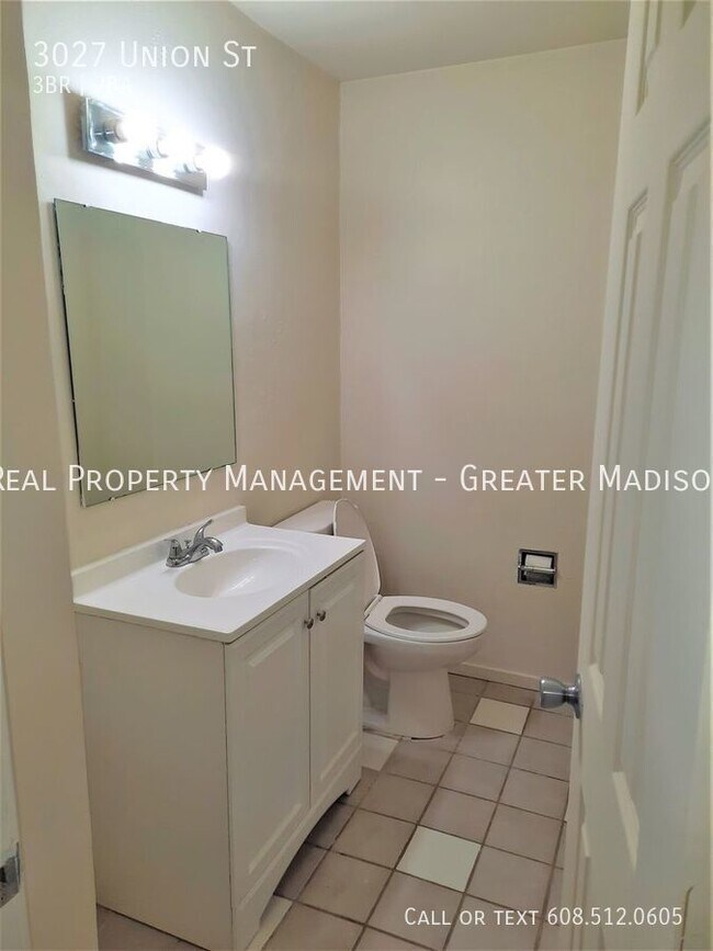 Building Photo - East Side duplex home in great location wi...