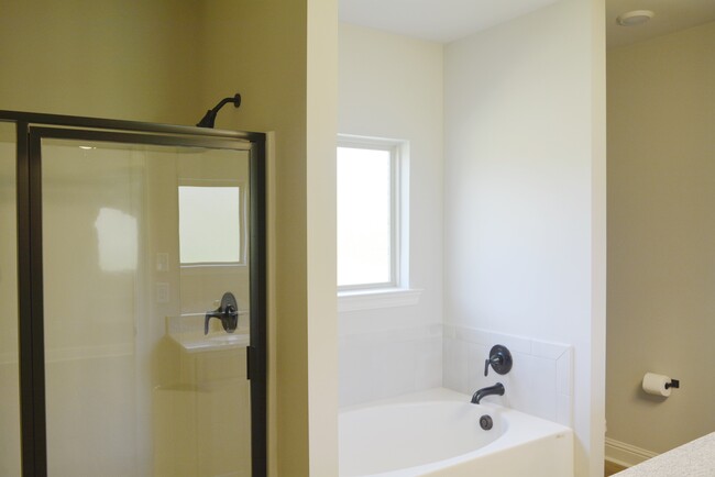 Building Photo - 7217 Kenilworth Crossing Ave