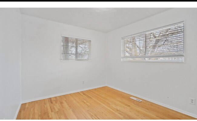 Foto del edificio - 446 E Mountain View Dr
