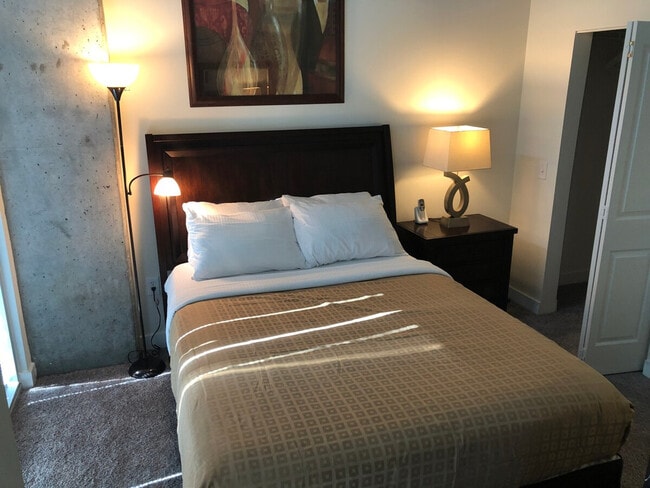 Foto del edificio - 320 S Church St