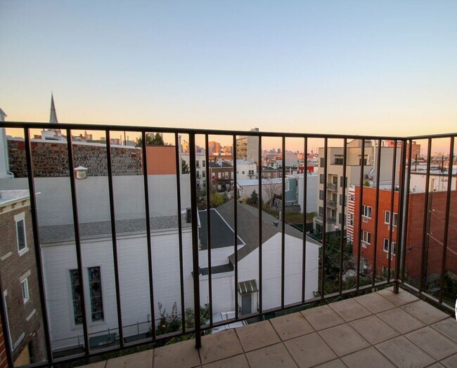 Foto del edificio - 135 Meserole Ave