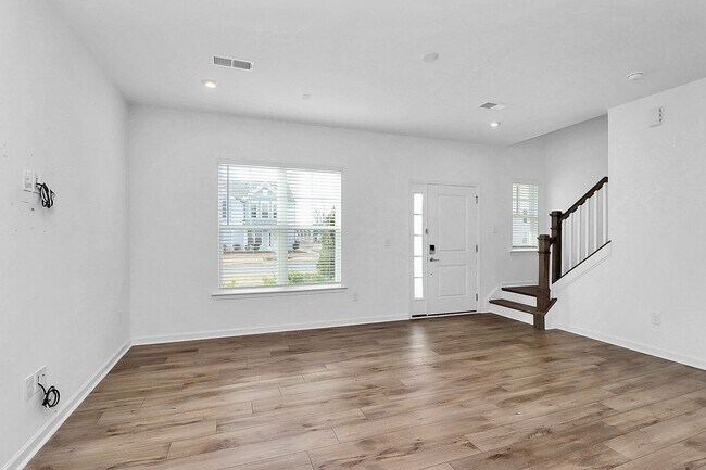 Foto del edificio - Beautiful three bedroom townhome