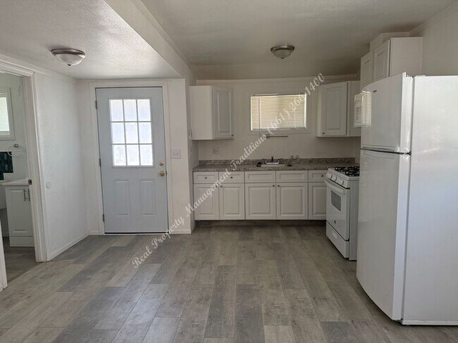 Building Photo - *** Please call us @ 661-266-1400 for info...