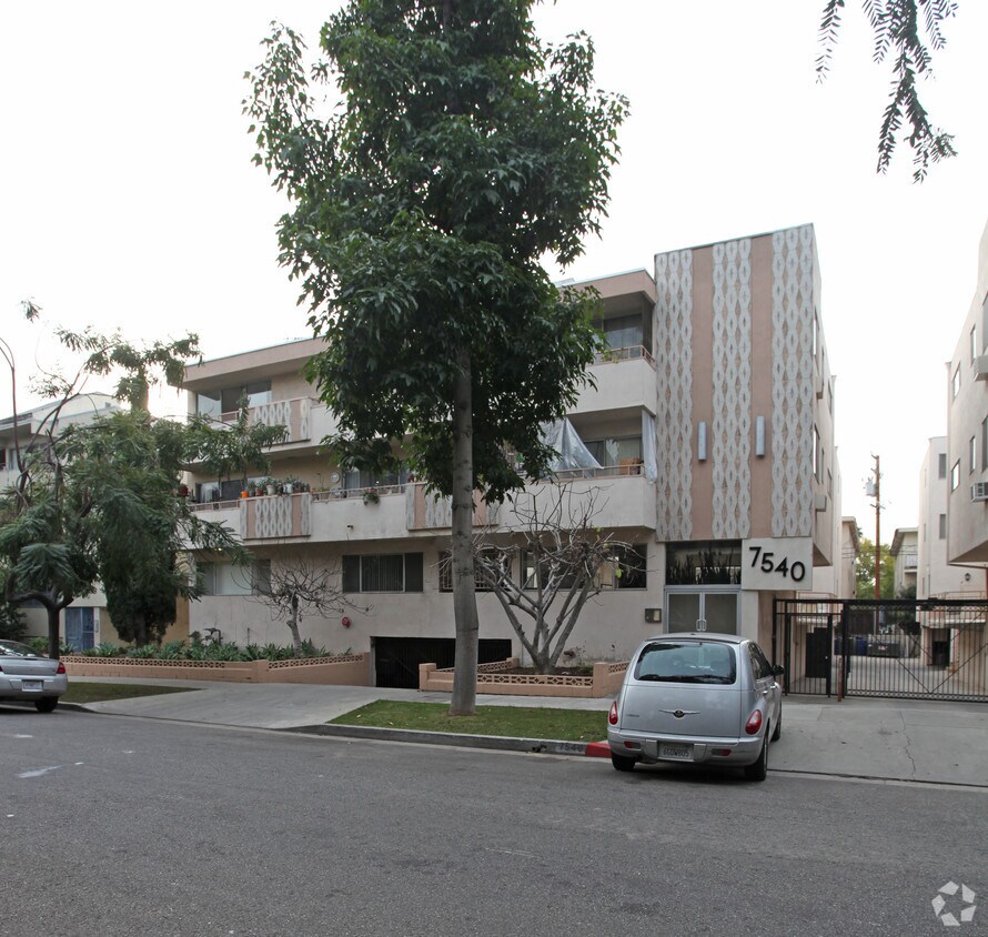 Foto del edificio - 7540-7548 Hampton Ave