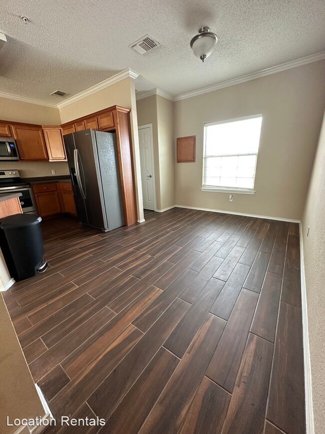 Building Photo - 2 br, 2.5 bath House - 2108 Main Street #2