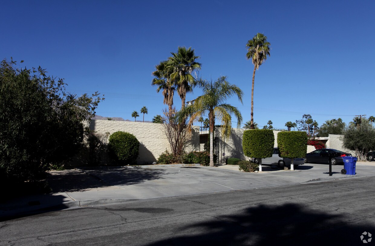 Building Photo - 567 S Desert Way