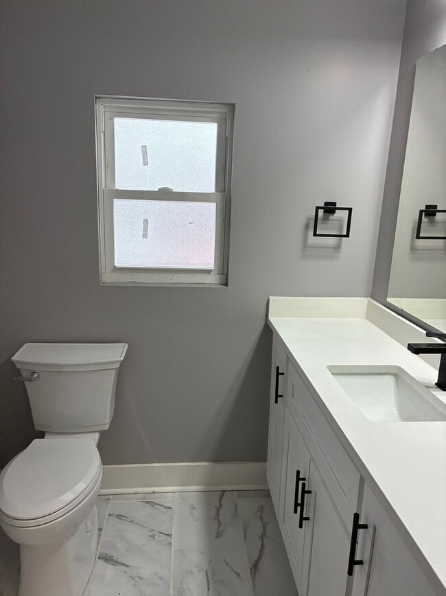 Foto del edificio - Every Bedroom Has a Private Bath!!! Balcony, AC, Laundry! New Reno! Avail NOW!