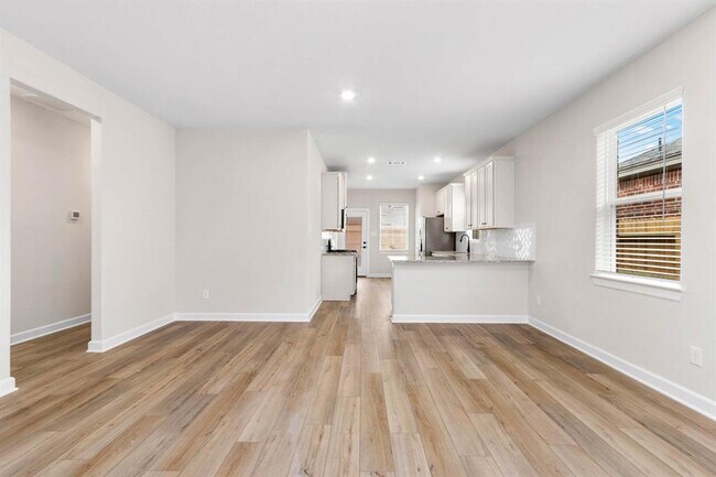 Building Photo - 1111 Whispering Winds Dr