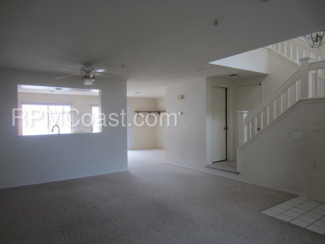 Building Photo - 2 Story Townhome with 3 Beds, 2.5 Baths!
