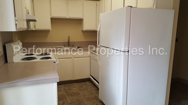 Building Photo - 3595 Cedaroak Dr