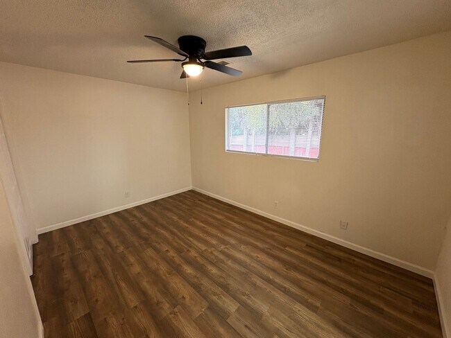 Building Photo - SW Dinuba Home Near Shopping Centers Available Now!