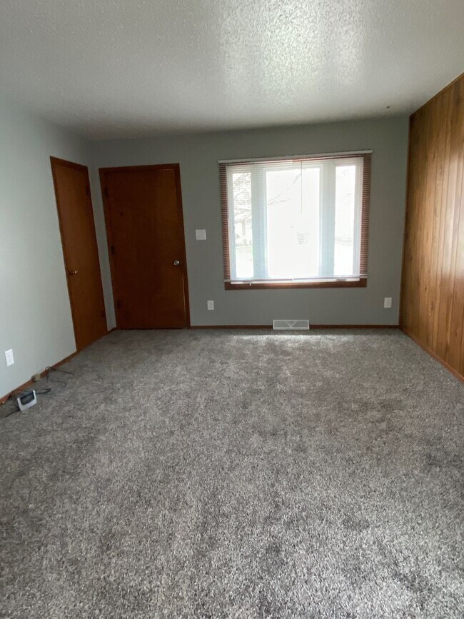 Building Photo - 3 Bedroom, 1 Bath with Double Stall Detach...