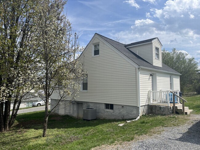 Building Photo - 1404 10th Street NE