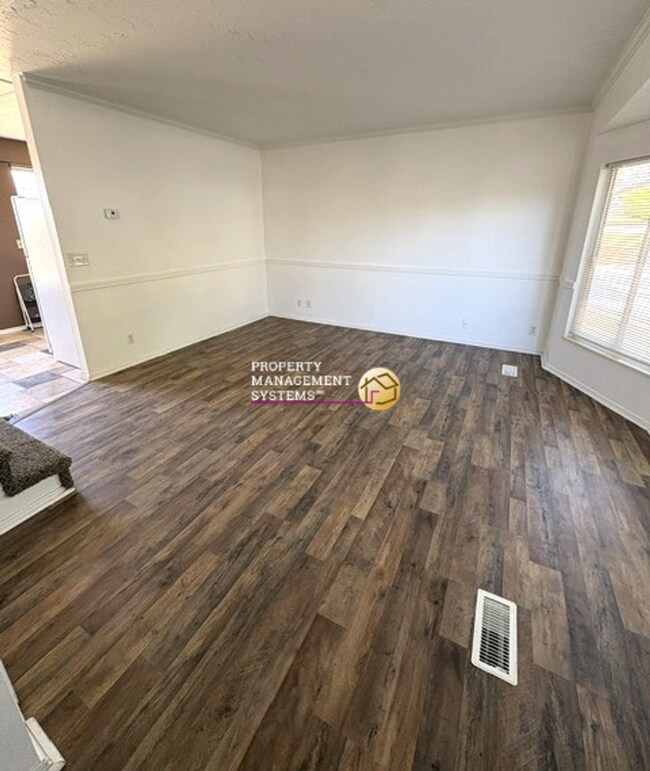 Foto del edificio - 3 Bedroom Home in Kearns