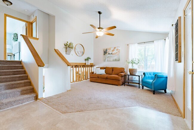 Foto del edificio - 2 Bedroom 3 Bathroom 1 Car Garage Fenced Back Yard Walkout Basement