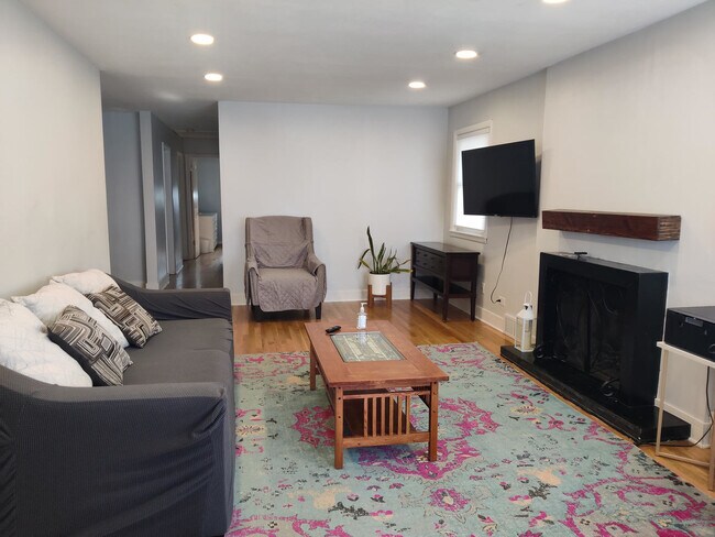 Building Photo - 569 Whittier Ave