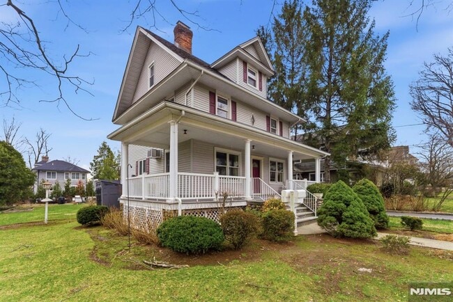 Building Photo - 113 Oak St